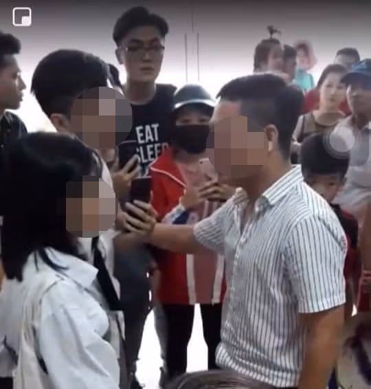 Xôn xao clip người đàn ông "sàm sỡ cô gái trong thang máy" ở Linh Đàm Xon xao clip nguoi dan ong