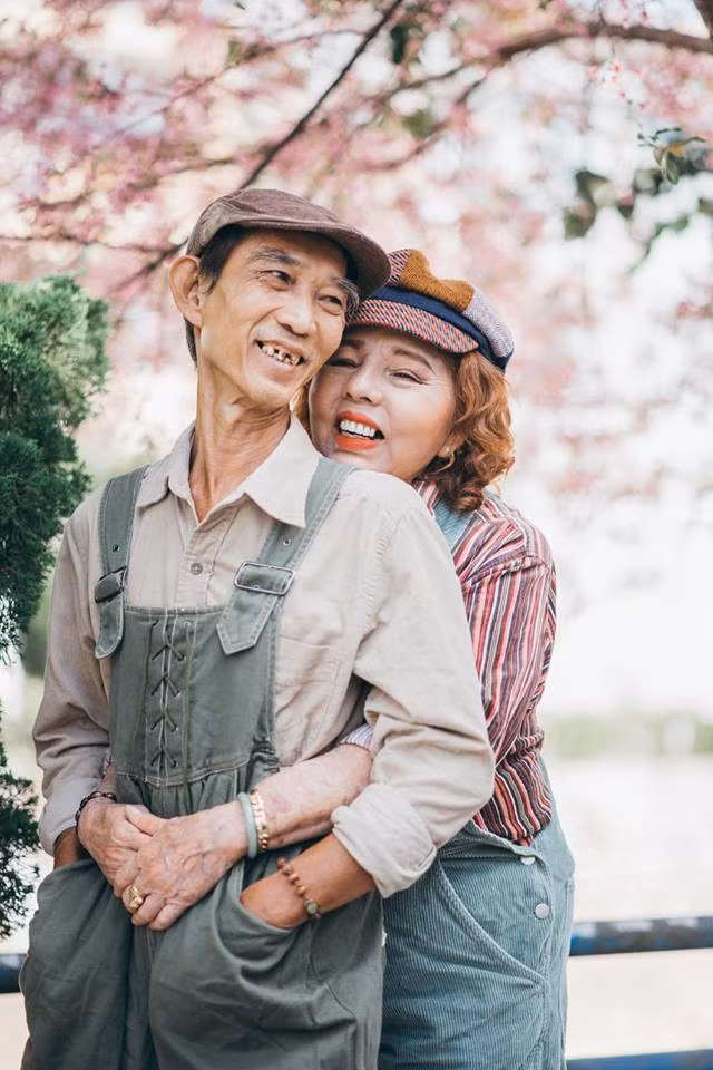 Ai không rung động khi ngắm những hình ảnh quá đỗi ngọt ngào này của cặp đôi U60 Ai khong rung dong khi ngam nhung hinh anh qua doi ngot ngao nay cua cap doi U60