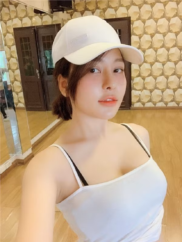 Cùng nghi vấn lộ clip nóng, Huyền Trang và Trâm Anh phản ứng khác nhau thế nào? Cung nghi van lo clip nong, Huyen Trang va Tram Anh phan ung khac nhau the nao?