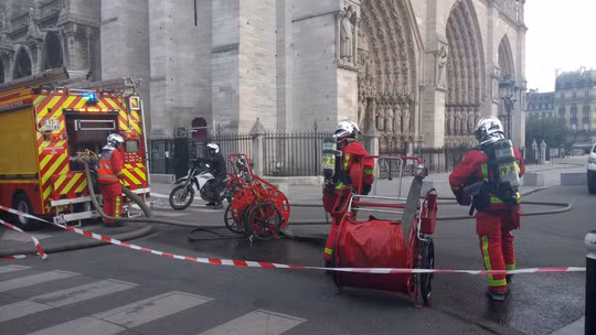 Cháy Nhà thờ Đức Bà ở Paris: Vì sao không thể chữa cháy từ trên không? - Hình 3 Chay Nha tho Duc Ba o Paris: Vi sao khong the chua chay tu tren khong?-Hinh-3