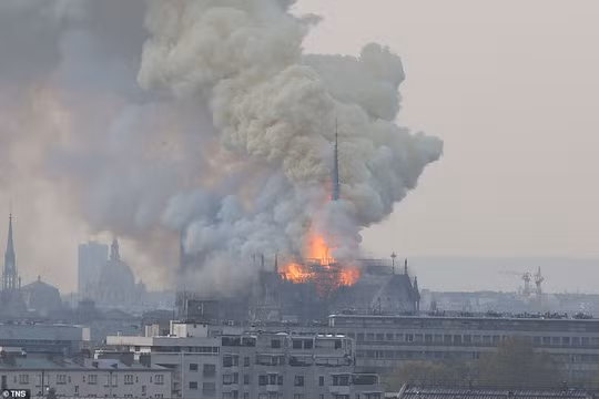 Cháy Nhà thờ Đức Bà ở Paris: Vì sao không thể chữa cháy từ trên không? - Hình 2 Chay Nha tho Duc Ba o Paris: Vi sao khong the chua chay tu tren khong?-Hinh-2