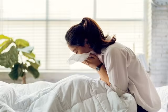 Đau đớn nhìn chồng bỏ đi với tình nhân ngay tiệc thôi nôi của con Dau don nhin chong bo di voi tinh nhan ngay tiec thoi noi cua con