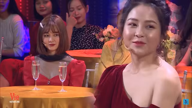 Nhan sắc cô gái "số đen" bị vạ lây khi ngồi cạnh hot girl Trâm Anh Nhan sac co gai