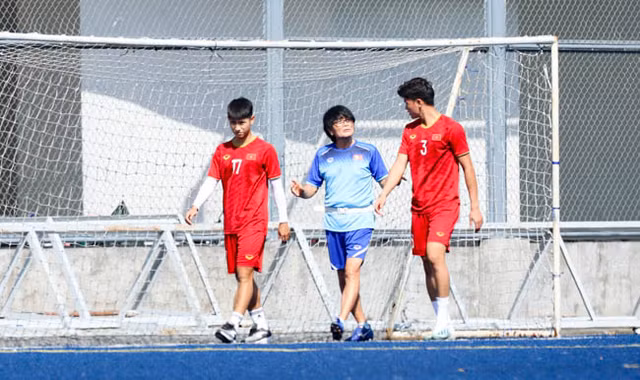 Hai cau thu dinh chan thuong, doi quan U22 Viet Nam ton that nang truoc tran gap Lao