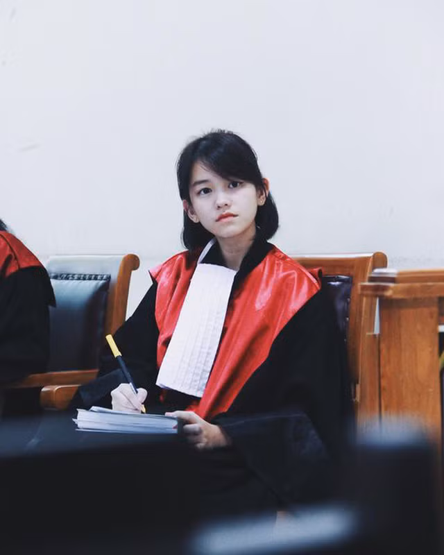 Thẩm phán mới 22 tuổi xinh như diễn viên Hàn Quốc - Hình 3 Tham phan moi 22 tuoi xinh nhu dien vien Han Quoc-Hinh-3