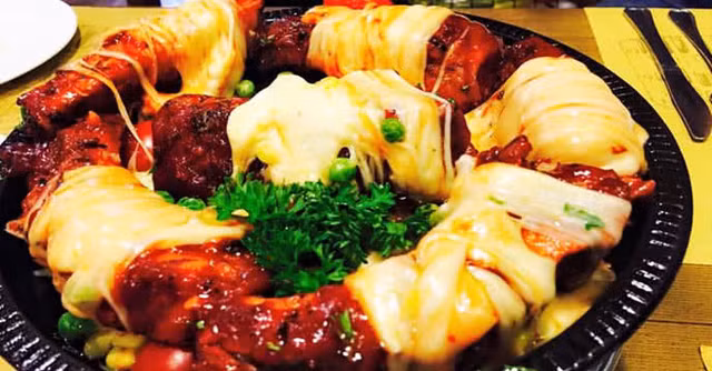 Ngoài ra, tại các quán buffet lẩu nướng bình dân, phô mai giá rẻ được mua với số lượng lớn không đảm bảo vệ sinh an toàn thực phẩm. Vì vậy, tốt hơn hết khi ăn buffet lẩu nướng nên chọn nhà hàng lớn, có hệ thống chuỗi, đảm bảo vệ sinh. Nguồn ảnh: Internet.