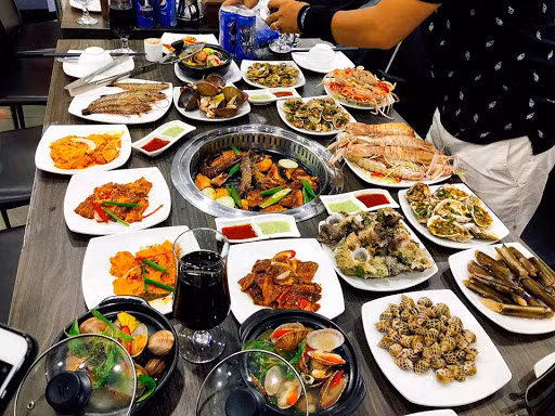 Có một số loại đồ ăn tiềm ẩn nhiều nguy cơ mất an toàn mà khách hàng nên hạn chế gọi khi ăn buffet lẩu nướng. Đầu tiên là hải sản.