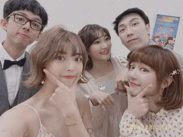 Hội con nhà giàu tiệc tùng xa xỉ, du lịch bằng chuyên cơ giữa mùa dịch Covid-19 - Hình 4 Hoi con nha giau tiec tung xa xi, du lich bang chuyen co giua mua dich Covid-19-Hinh-4