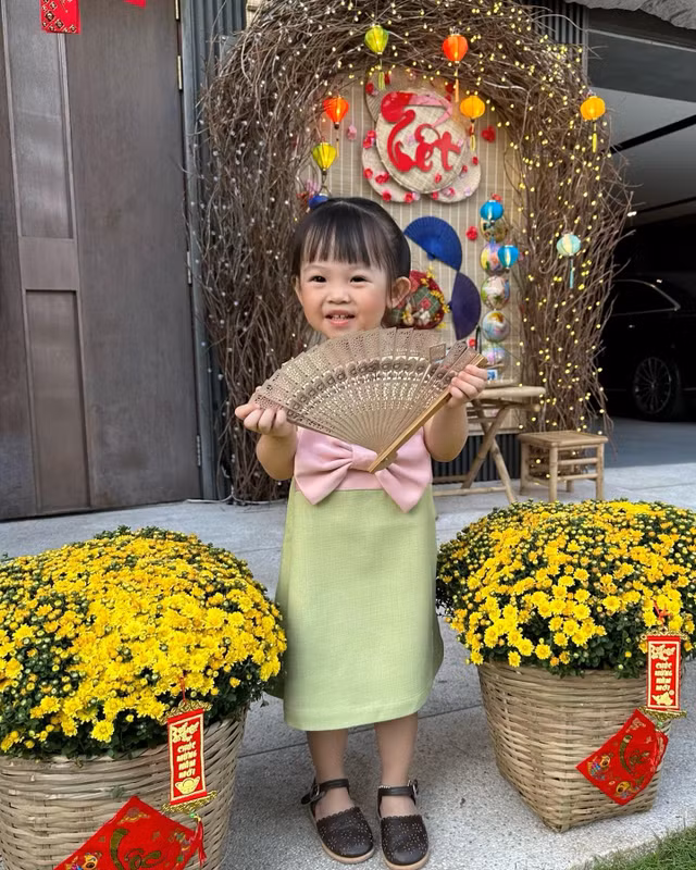 Đi thăm biệt thự như chợ hoa xuân của vợ chồng Cường Đô La - Đàm Thu Trang - Hình 5 Di tham biet thu nhu cho hoa xuan cua vo chong Cuong Do La - Dam Thu Trang-Hinh-5