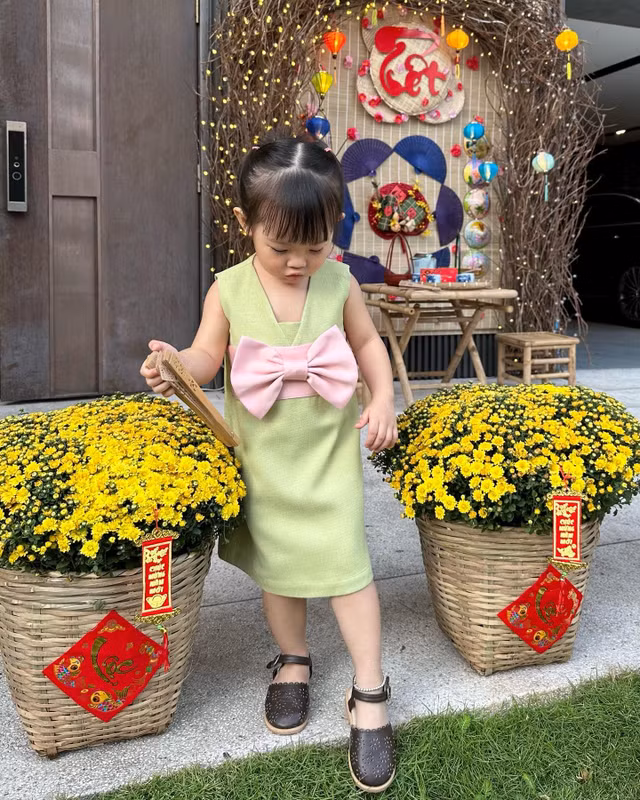 Đi thăm biệt thự như chợ hoa xuân của vợ chồng Cường Đô La - Đàm Thu Trang - Hình 3 Di tham biet thu nhu cho hoa xuan cua vo chong Cuong Do La - Dam Thu Trang-Hinh-3