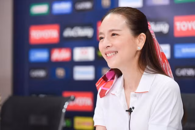 Trưởng đoàn đội tuyển bóng đá Thái Lan Madam Pang giàu cỡ nào? - Hình 5 Truong doan doi tuyen bong da Thai Lan Madam Pang giau co nao?-Hinh-5