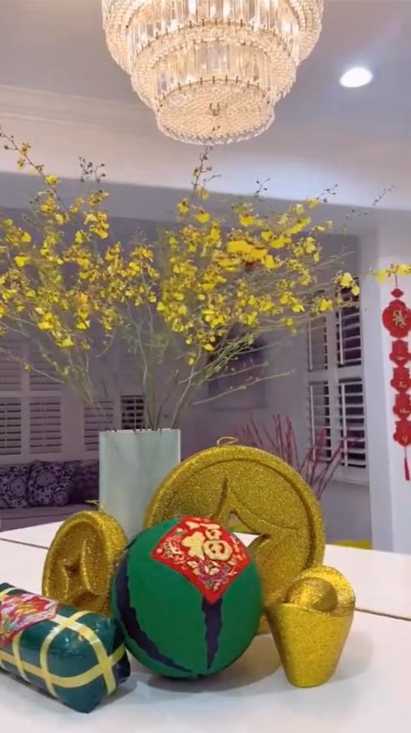 Hoa hau Pham Huong khoe biet thu ngap sac Tet Viet o My-Hinh-3