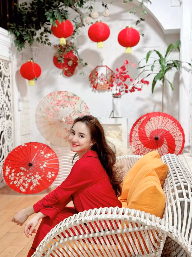 Vy Oanh khoe biệt thự lộng lẫy sắc hoa những ngày đầu Xuân - Hình 8 Vy Oanh khoe biet thu long lay sac hoa nhung ngay dau Xuan-Hinh-8