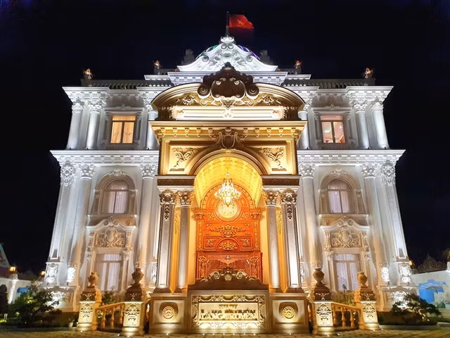 Bên trong dinh thự Lang Truyền dát vàng của đại gia Tây đô - Hình 2 Ben trong dinh thu Lang Truyen dat vang cua dai gia Tay do-Hinh-2