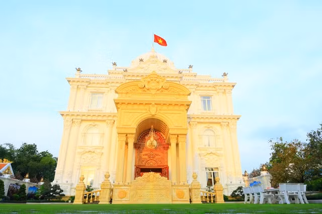 Bên trong dinh thự Lang Truyền dát vàng của đại gia Tây đô - Hình 3 Ben trong dinh thu Lang Truyen dat vang cua dai gia Tay do-Hinh-3
