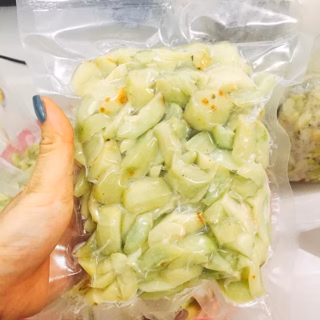 Loại quả rừng bán đổ đống đem muối chua bỗng đắt khách, sốt khắp Hà Nội - Hình 5 Loai qua rung ban do dong dem muoi chua bong dat khach, sot khap Ha Noi-Hinh-5