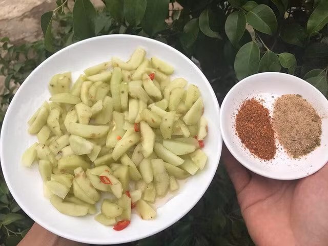 Loại quả rừng bán đổ đống đem muối chua bỗng đắt khách, sốt khắp Hà Nội - Hình 7 Loai qua rung ban do dong dem muoi chua bong dat khach, sot khap Ha Noi-Hinh-7