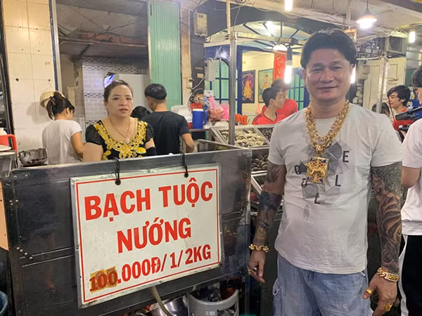 Những đại gia đeo trăm lượng vàng trên người nổi tiếng ở Việt Nam Nhung dai gia deo tram luong vang tren nguoi noi tieng o Viet Nam