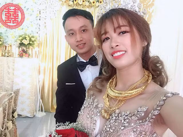 Những đại gia đeo trăm lượng vàng trên người nổi tiếng ở Việt Nam - Hình 14 Nhung dai gia deo tram luong vang tren nguoi noi tieng o Viet Nam-Hinh-14