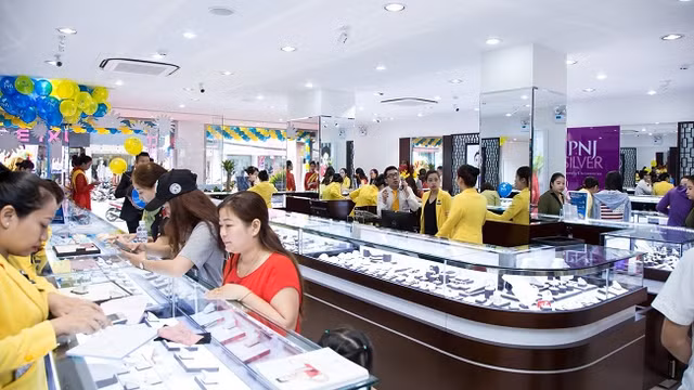 PNJ đặt kế hoạch lãi hơn 1.300 tỷ, phát hành 2,6 triệu cổ phiếu ESOP PNJ dat ke hoach lai hon 1.300 ty, phat hanh 2,6 trieu co phieu ESOP
