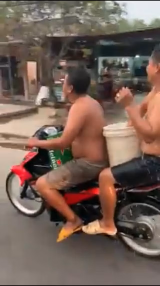 Xu phat thanh nien vua chay xe vua tam giua duong o Binh Duong