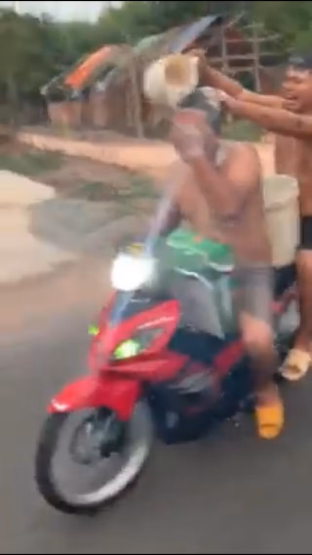 Xu phat thanh nien vua chay xe vua tam giua duong o Binh Duong-Hinh-2