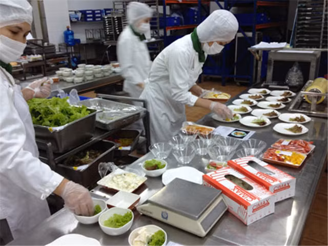 Lao đao vì COVID-19, lợi nhuận quý I của Suất ăn Hàng không Nội Bài lao dốc 94% Lao dao vi COVID-19, loi nhuan quy I cua Suat an Hang khong Noi Bai lao doc 94%