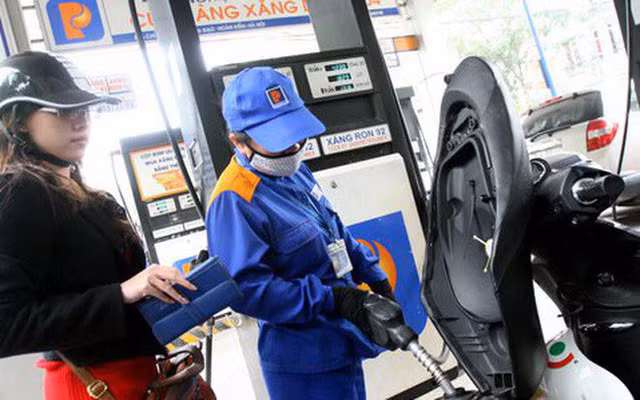 Xăng RON95 giữ nguyên giá, xăng E5 và dầu tăng nhẹ từ hôm nay Xang RON95 giu nguyen gia, xang E5 va dau tang nhe tu hom nay