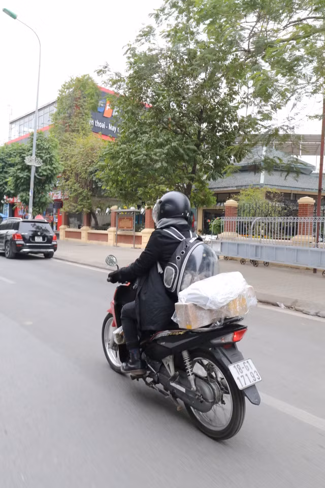 Chùm ảnh: Người dân đồ đạc lỉnh kỉnh chạy xe may rời thành phố về quê ăn Tết - Hình 2 Chum anh: Nguoi dan do dac linh kinh chay xe may roi thanh pho ve que an Tet-Hinh-2