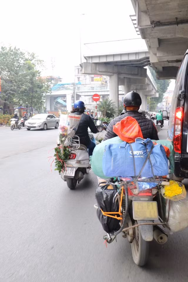 Chùm ảnh: Người dân đồ đạc lỉnh kỉnh chạy xe may rời thành phố về quê ăn Tết - Hình 4 Chum anh: Nguoi dan do dac linh kinh chay xe may roi thanh pho ve que an Tet-Hinh-4