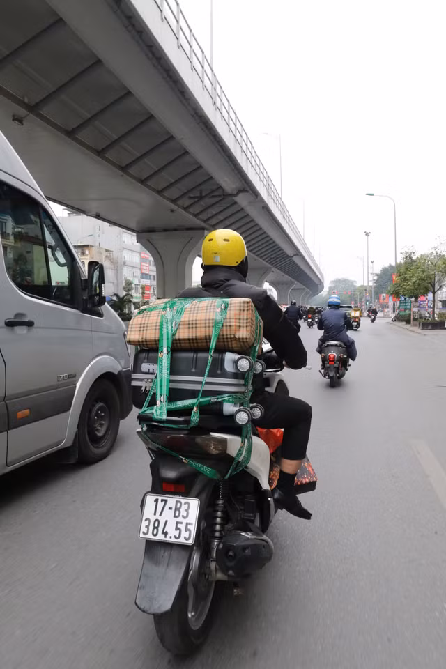 Chùm ảnh: Người dân đồ đạc lỉnh kỉnh chạy xe may rời thành phố về quê ăn Tết Chum anh: Nguoi dan do dac linh kinh chay xe may roi thanh pho ve que an Tet