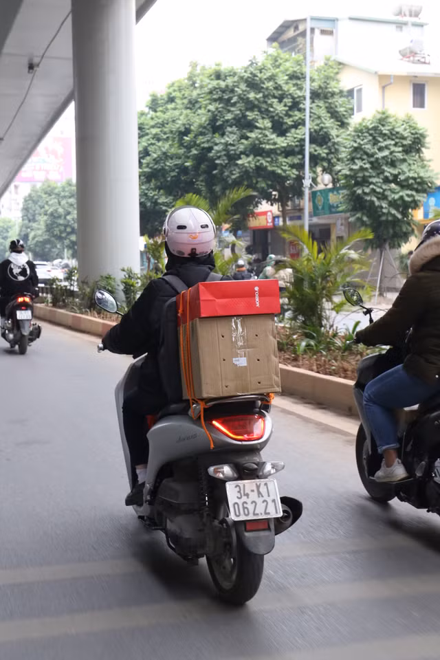 Chùm ảnh: Người dân đồ đạc lỉnh kỉnh chạy xe may rời thành phố về quê ăn Tết - Hình 3 Chum anh: Nguoi dan do dac linh kinh chay xe may roi thanh pho ve que an Tet-Hinh-3