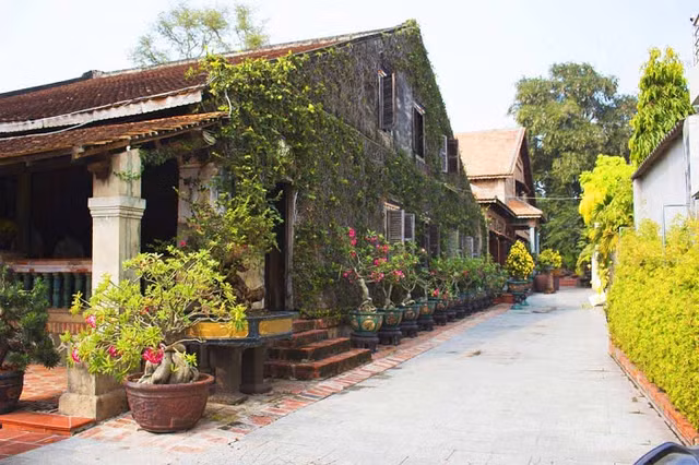 Xem kiến trúc độc đáo trong ngôi nhà trăm tuổi ở Tây Ninh - Hình 9 Xem kien truc doc dao trong ngoi nha tram tuoi o Tay Ninh-Hinh-9