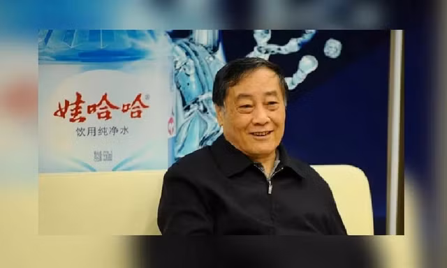Biet gi ve ty phu cuc tiet kiem khi mac quan ao binh thuong, di giay den rach?-Hinh-10