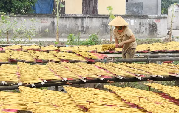 Những công nhân cho hay, việc thưởng Tết bằng hương nhang đã quá quen thuộc với họ. Chủ cơ sở này quan niệm “dịp Tết nhà nào cũng phải thắp hương”. Ảnh minh họa