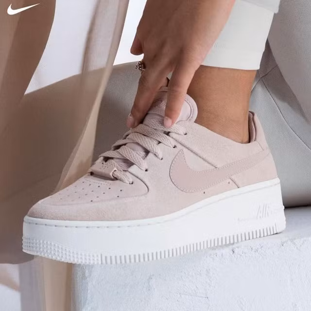 6 đôi giày Nike nhiều màu sắc, sang chảnh chị em săn lùng - Hình 9 6 doi giay Nike nhieu mau sac, sang chanh chi em san lung-Hinh-9
