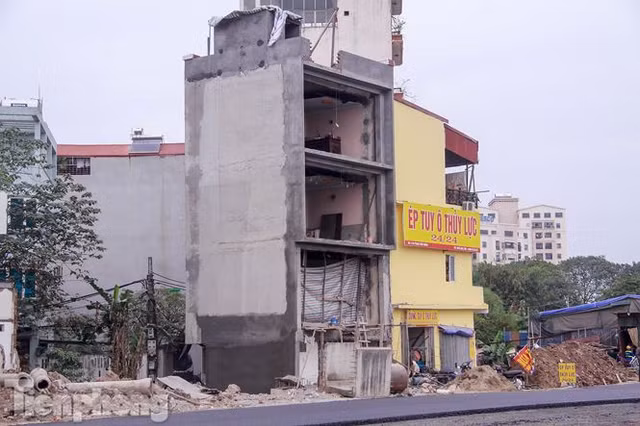 Nhà siêu mỏng, hình thù kỳ dị lại đu bám bên đường nghìn tỷ - Hình 14 Nha sieu mong, hinh thu ky di lai du bam ben duong nghin ty-Hinh-14