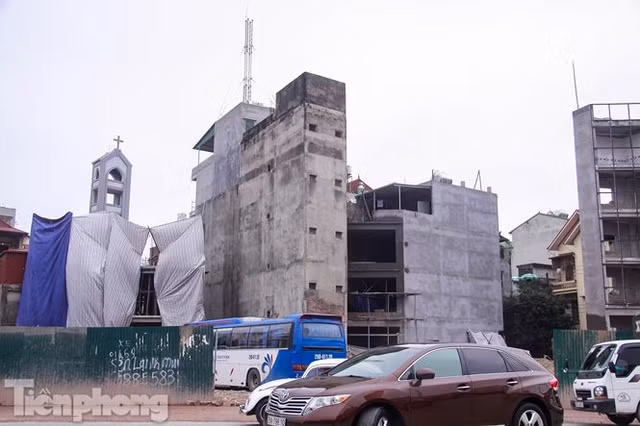 Nhà siêu mỏng, hình thù kỳ dị lại đu bám bên đường nghìn tỷ - Hình 7 Nha sieu mong, hinh thu ky di lai du bam ben duong nghin ty-Hinh-7