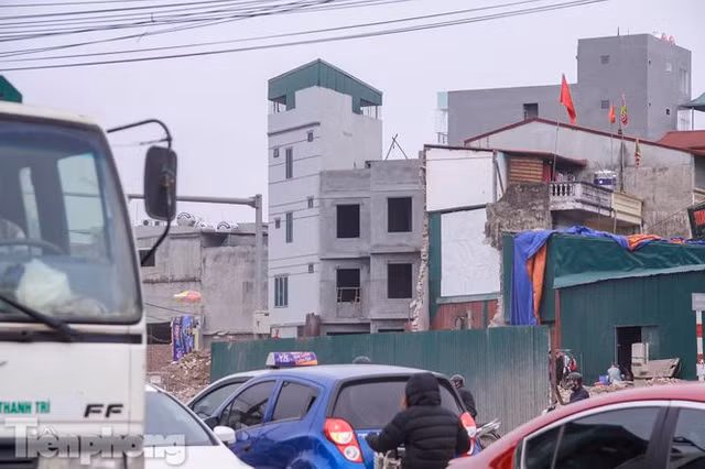 Nhà siêu mỏng, hình thù kỳ dị lại đu bám bên đường nghìn tỷ - Hình 12 Nha sieu mong, hinh thu ky di lai du bam ben duong nghin ty-Hinh-12