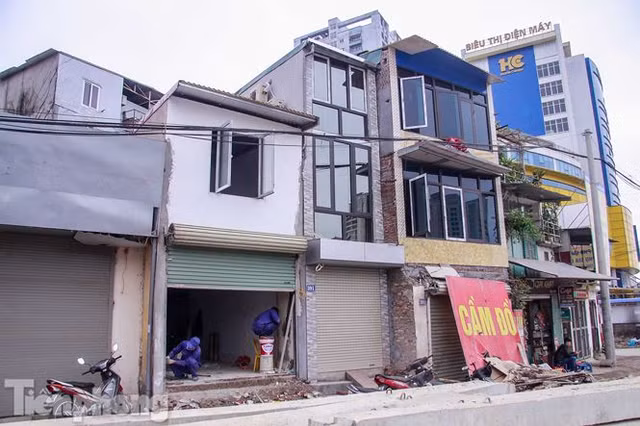 Nhà siêu mỏng, hình thù kỳ dị lại đu bám bên đường nghìn tỷ - Hình 9 Nha sieu mong, hinh thu ky di lai du bam ben duong nghin ty-Hinh-9