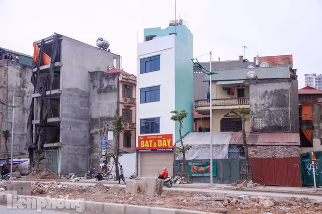 Nhà siêu mỏng, hình thù kỳ dị lại đu bám bên đường nghìn tỷ - Hình 2 Nha sieu mong, hinh thu ky di lai du bam ben duong nghin ty-Hinh-2