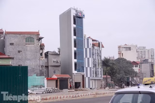 Nhà siêu mỏng, hình thù kỳ dị lại đu bám bên đường nghìn tỷ - Hình 5 Nha sieu mong, hinh thu ky di lai du bam ben duong nghin ty-Hinh-5