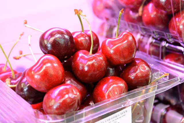 Cherry, việt quất, cua hoàng đế... giá rẻ tranh nhau ở chợ Việt - Hình 2 Cherry, viet quat, cua hoang de... gia re tranh nhau o cho Viet-Hinh-2