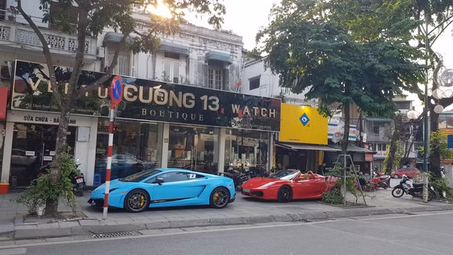 Siêu xe đỗ 'chễm chệ' trên vỉa hè Hà Nội cả năm, phải chăng 'đặc cách'? - Hình 2 Sieu xe do 'chem che' tren via he Ha Noi ca nam, phai chang 'dac cach'?-Hinh-2