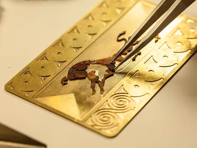 Choáng váng thẻ tín dụng từ kim cương và vàng của giới siêu giàu - Hình 2 Choang vang the tin dung tu kim cuong va vang cua gioi sieu giau-Hinh-2