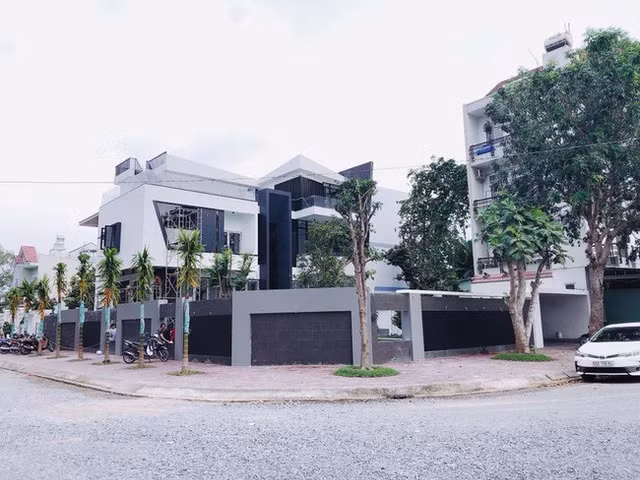 Nội thất khủng trong biệt thự 25 tỷ của diễn viên Quốc Trường - Hình 2 Noi that khung trong biet thu 25 ty cua dien vien Quoc Truong-Hinh-2