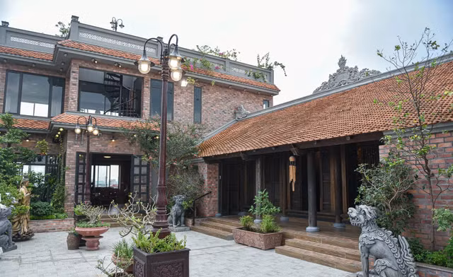 Cận cảnh ngôi nhà cổ trăm tuổi nằm trên nóc biệt thự ở Hà Nội - Hình 6 Can canh ngoi nha co tram tuoi nam tren noc biet thu o Ha Noi-Hinh-6