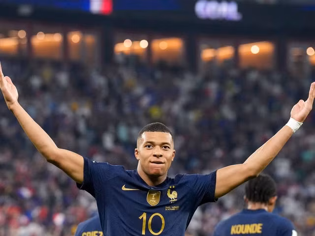 Sieu sao Lionel Messi va Kylian Mbappe ai co nhieu tien hon?-Hinh-4