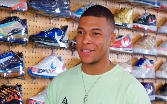 Tiền đạo của đội tuyển Pháp Kylian Mbappe nhận lương 30 tỷ mỗi tuần - Hình 12 Tien dao cua doi tuyen Phap Kylian Mbappe nhan luong 30 ty moi tuan-Hinh-12