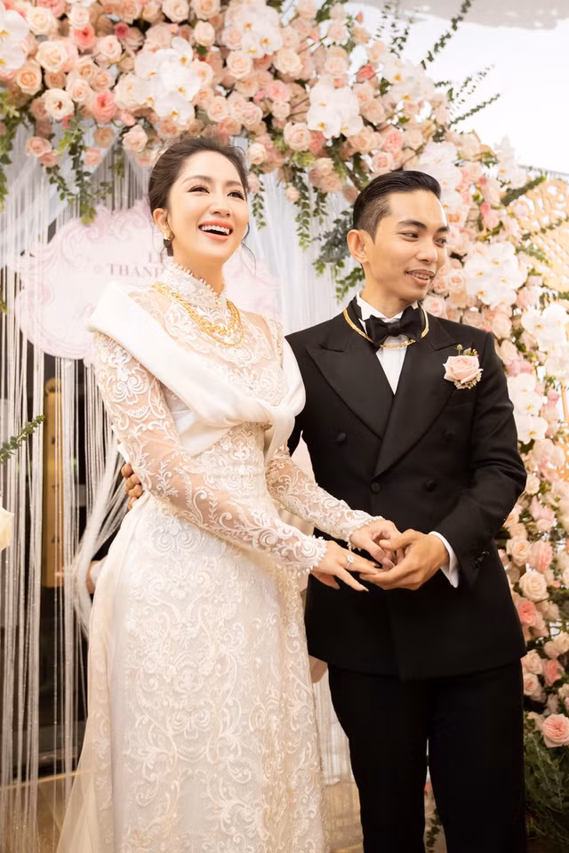 Soi khối tài sản đồ sộ của Khánh Thi - Phan Hiển sau hôn lễ Soi khoi tai san do so cua Khanh Thi - Phan Hien sau hon le